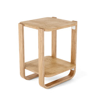 Table de bout et de fauteuil moderne Bellwood de Umbra en bois massif avec tablette - naturelle