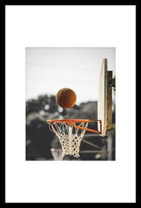 Photographie encadrée d’un panier de basketball - 20 po x 30 po