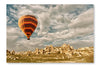 Hot Air Balloon Flying Over Spectacular Cappadocia, Turkey 16 po x 24 po : Oeuvre d’art murale en panneau de tissu sans cadre