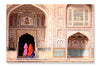 India, Woman in Amber Fort 16 po x 24 po : Oeuvre d’art murale en panneau de tissu sans cadre