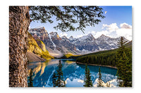 Landscape View of Morain Lake and Mountain Range 16 po x 24 po : Oeuvre d’art murale en panneau de tissu sans cadre