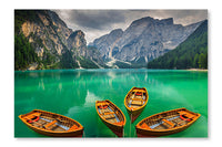 Beautiful Mountain Lake with Wooden Boats in Dolomites, Italy 16 po x 24 po : Oeuvre d’art murale en panneau de tissu sans cadre