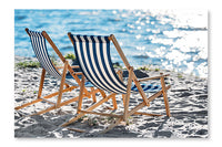 Striped Chaise Lounges and Cooler on Sandy Beach 24 po x 36 po : Oeuvre d’art murale en panneau de tissu sans cadre