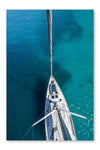  Top View Of Sailing Boat Anchored In The Shallows 16 po x 24 po : Cadre d'art mural et panneau de tissu